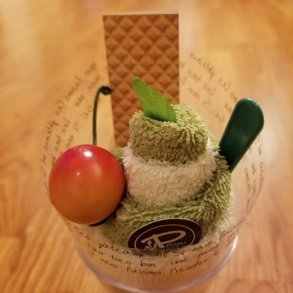 Icecream sundae hand towel - Picture 2 of 2